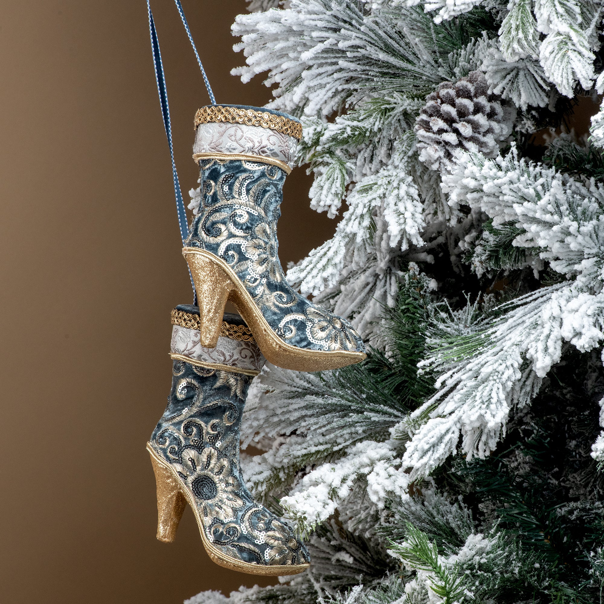 Decoratiune Craciun, Cizme de agatat, albastru indigo si auriu, 20cm