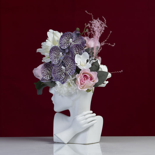 Aranjament floral, statuetă din ceramica cu flori artificiale, albă mană