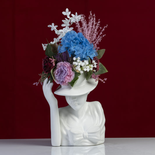 Aranjament floral, Statuetă cu pălarie din ceramică cu flori artificiale, Albă