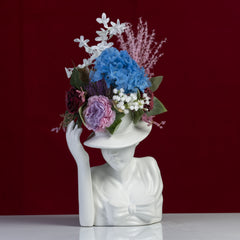 Aranjament floral, Statuetă cu pălarie din ceramică cu flori artificiale, Albă