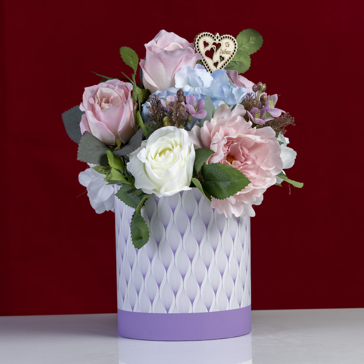 Aranjament floral, cutie mov cu flori artificiale