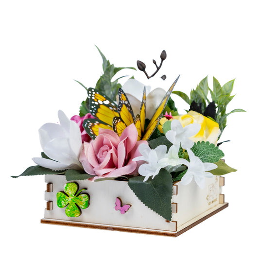 Aranjament in cutie de lemn cu flori artificiale