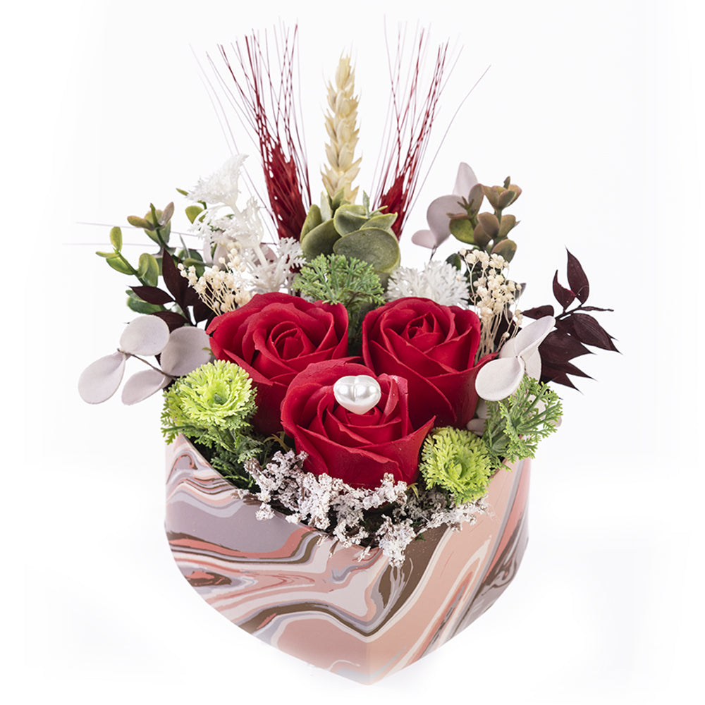 Aranjament floral, cutie in forma de inima cu 3 trandafiri de sapun
